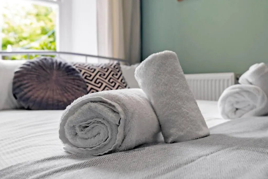אדינבורו Cheerful Stays - Westend Cottage 0*,