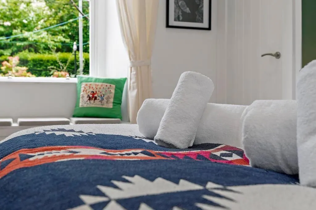 אדינבורו Cheerful Stays - Westend Cottage 0*,  בריטניה